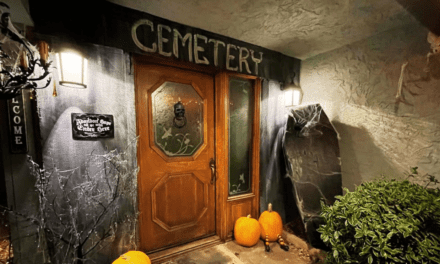 Spooky DIY Halloween Front Entrance Ideas